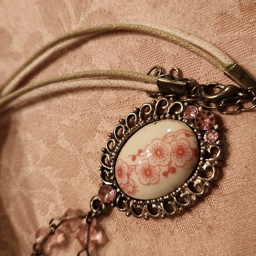 Vintage-Inspired Pink Pendant Necklace - Picture 3 of 4